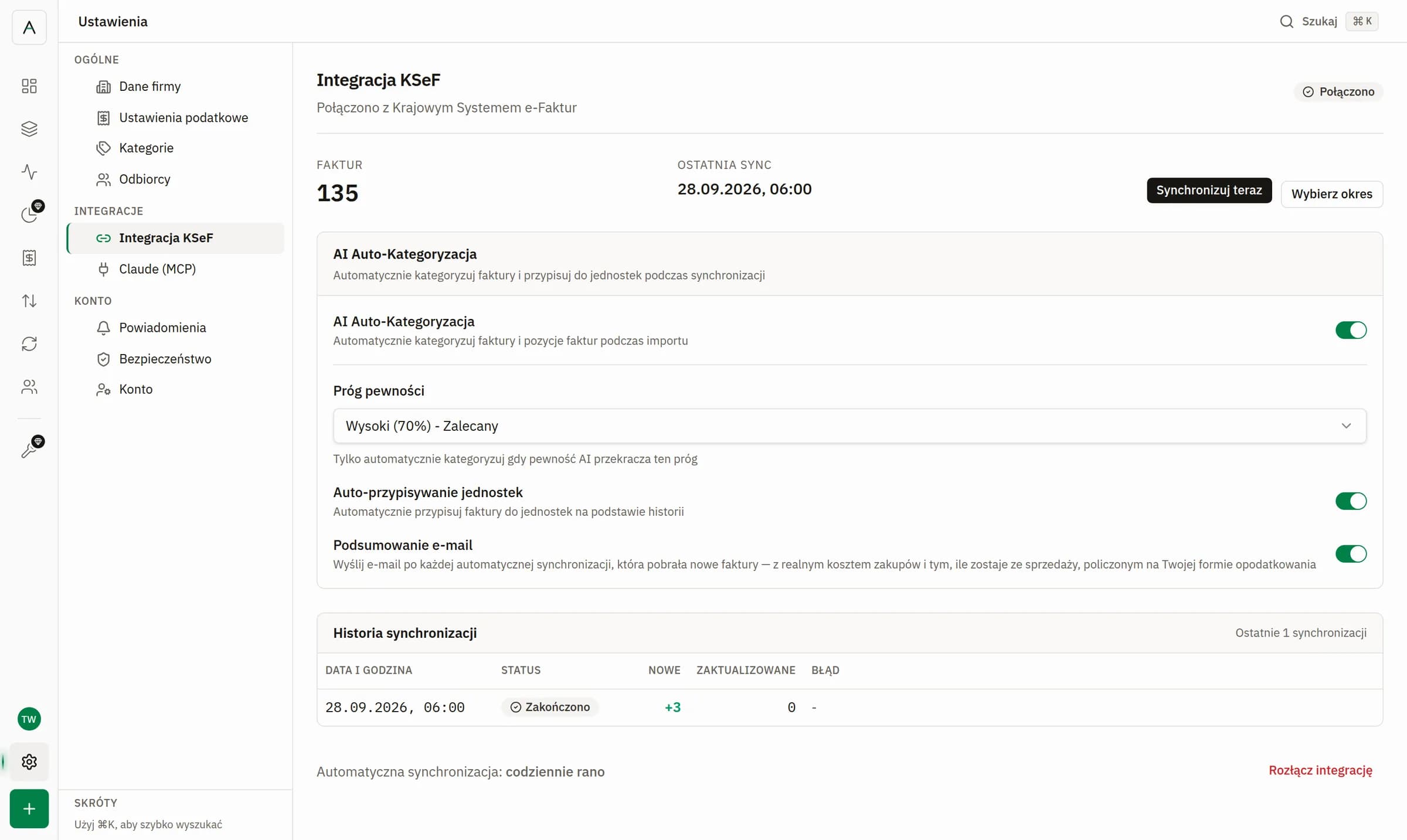 Ustawienia → Integracja KSeF po połączeniu: 135 faktur, ostatnia synchronizacja 28.09.2026 o 6:00, AI auto-kategoryzacja z progiem pewności, podsumowanie e-mail i historia synchronizacji.