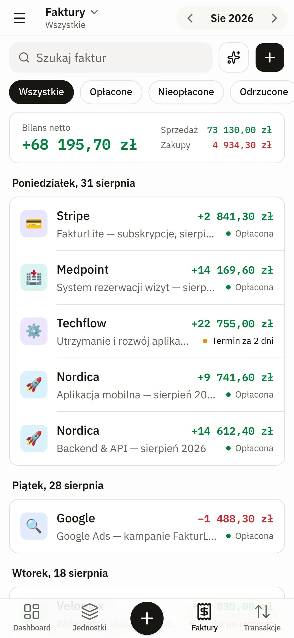 Faktury za sierpień na telefonie: pogrupowane po dniach, z logo kontrahenta, kwotą ze znakiem i statusem płatności.